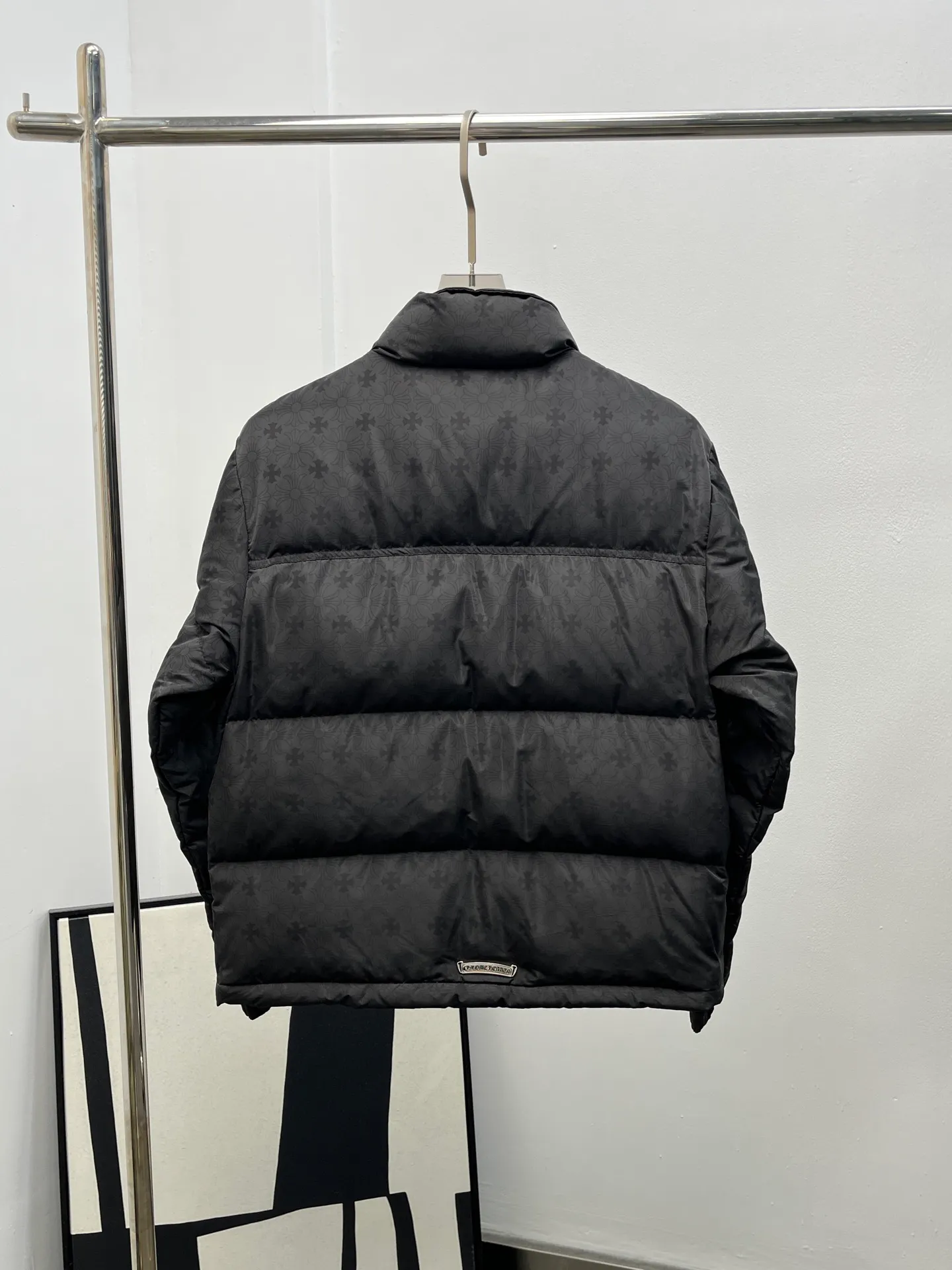 P860 𝐂𝐡𝐫𝐨𝐦𝐞 𝐇𝐞𝐚𝐫𝐭𝐬 *Cro heart dark flower down jacket, hardware bottom buckle mold customization LOGO exactly the same